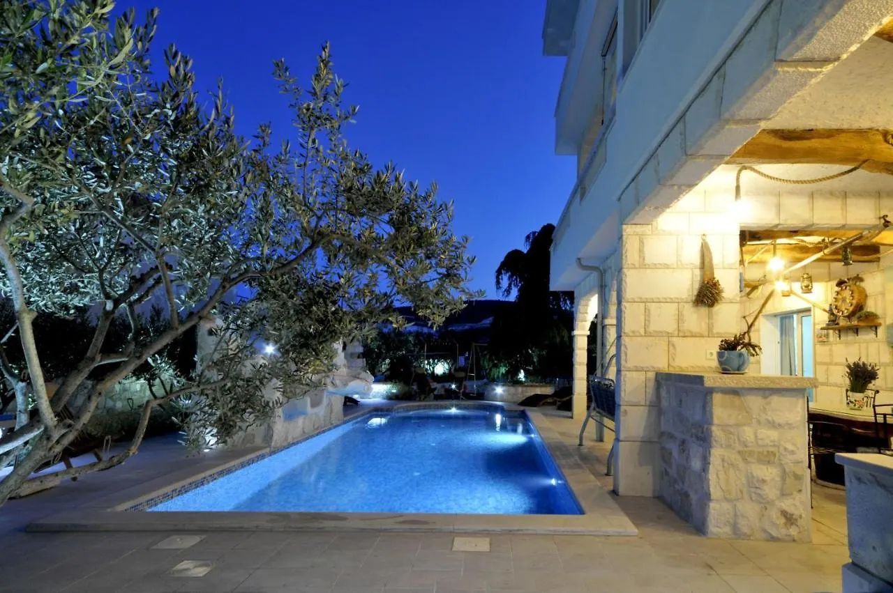 Stagnum Baba - Impressive Luxury Villa With Heated Pool, Hot Tub, Playroom And Upscale House Design Trogir