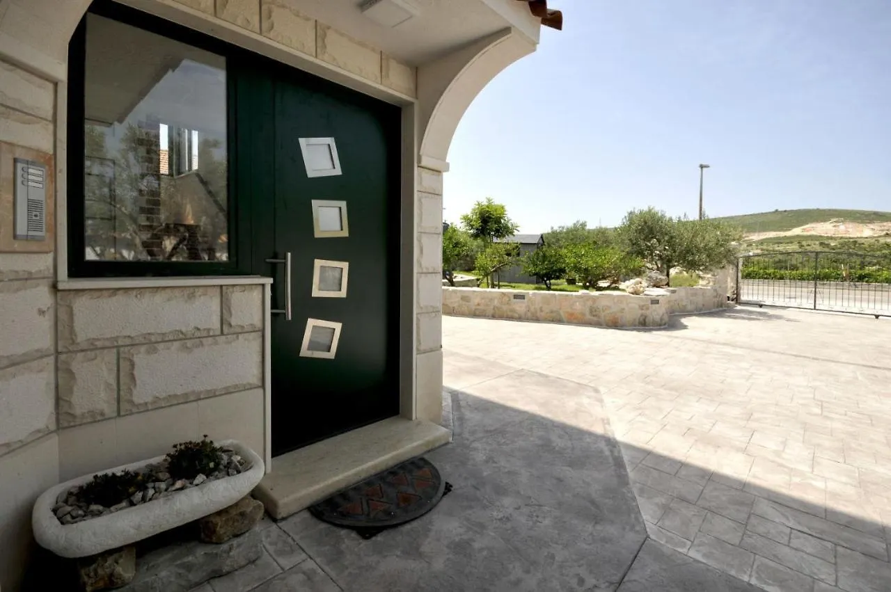 Stagnum Baba - Impressive Luxury Villa With Heated Pool, Hot Tub, Playroom And Upscale House Design Trogir