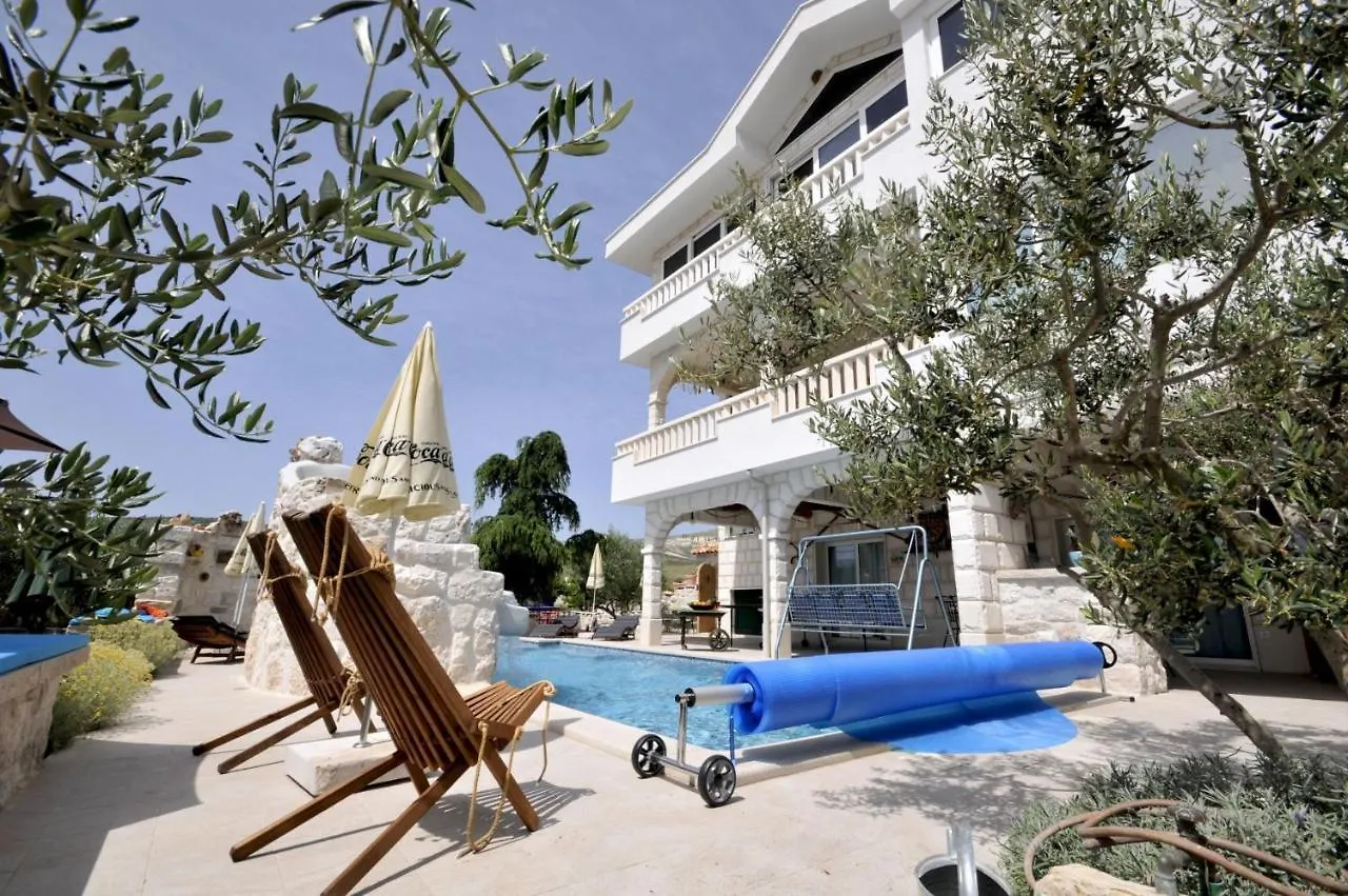 Stagnum Baba - Impressive Luxury Villa With Heated Pool, Hot Tub, Playroom And Upscale House Design Trogir