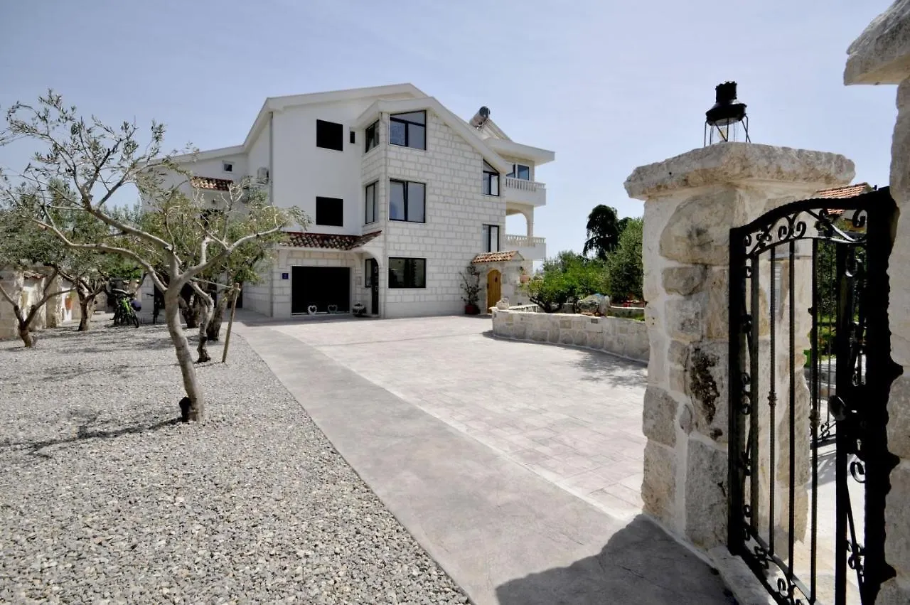 Stagnum Baba - Impressive Luxury Villa With Heated Pool, Hot Tub, Playroom And Upscale House Design Trogir 0*,